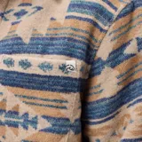Camisa de franela con estampado étnico en tonos azules y beige, de manga larga, cuello clásico y cierre frontal con botones.