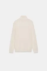Jersey de punto confeccionado en lana, con cuello subido y manga larga.