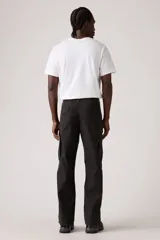 Pantalón cargo baggy color negro, con bolsillos laterales y corte holgado.