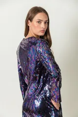 Chaqueta de poliéster tornasolada en tonos lila, con cuello mao y cierre frontal con botones.
