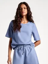 Blusa de manga corta en color celeste, con cuello redondo y corte recto, confeccionada en tejido estructurado.