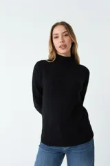 Sweater negro de acrílico con cuello alto y logo en grifa de cuero.
