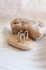 Anillo plateado de alpaca con diseño de ondas.