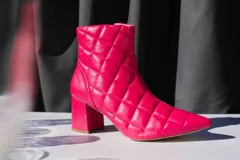 Botín de cuero celeste con diseño capitoné y taco cuadrado.