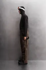 Sudadera de corte regular fit confeccionada en tejido polar con textura efecto pelo. Presenta cuello subido con capucha integrada, manga larga ranglán y acabados con cinta elástica. El bajo es asimétrico, siendo más largo en la parte posterior.