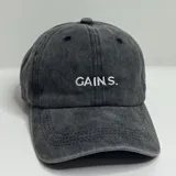 Gorro gris con visera y bordado frontal con la palabra "GAINS.".