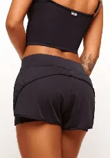 Short deportivo negro con cintura ancha y logo de la marca en el lateral. Incluye short interno de poliamida con bolsillos laterales, detalle reflectivo y cinta funcional.