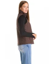 Chaleco capitoneado color verde oliva, con cuello alto, cierre frontal completo y bolsillos laterales. El interior está completamente forrado en símil piel para mayor calidez.