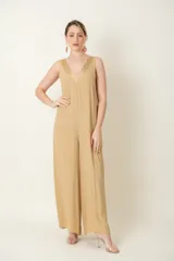 Mono ancho color beige de crepe con vivo de satén en el cuello y corte suelto.