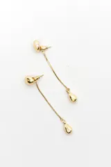Aros colgantes plateados de metal, con diseño de botón superior con forma ovalada y dije en forma de lágrima suspendido por una fina cadena colgante.