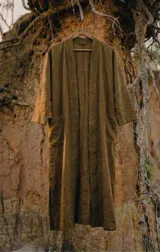 Kimono de largo midi en color marrón, con calce relajado y fluido. Presenta mangas amplias, bolsillos laterales y aberturas en el ruedo, confeccionado en un tejido liviano de textura natural.