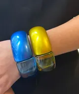 Pulsera rígida de resina azul y gris translúcido.