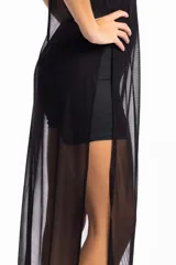 Vestido largo de tul negro, sin mangas, con cuello alto y aberturas laterales. Incluye un vestido corto negro debajo.