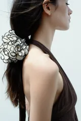 Coletero maxi de gasa color fucsia con volados y borde rosa claro.