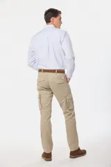 Pantalón cargo de gabardina en color verde militar, con bolsillos laterales tipo cargo con solapa y cierre de botón, y bolsillos frontales clásicos.