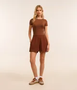 Short de rib color marrón con textura acanalada, cintura elástica y bolsillos laterales.