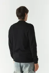 Campera tejida color beige con textura en el frontal, escote redondo y puños.