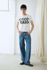 Remera negra de algodón con estampa frontal con la leyenda "COSA RARA" en color blanco, de corte holgado y mangas cortas.