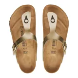 Sandalia tipo ojota Birkenstock modelo Gizeh, con capellada de material sintético en color dorado, plantilla anatómica de corcho y suela de goma negra.