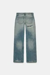 Jeans de tiro bajo y cinco bolsillos, de pierna ancha y larga. Cuenta con cierre frontal con cremallera y botón metálico.