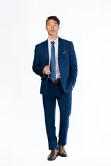 Traje de dos piezas color azul intenso, compuesto por un saco de corte clásico con solapas y un pantalón de vestir de corte recto. Confeccionado en tejido de poliviscosa.