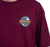 Remera de corte oversize color bordó con estampa gráfica en la espalda que presenta un ojo estilizado con el logo de Santa Cruz en tipografía derretida.