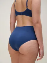 Bombacha de tiro alto confeccionada en microfibra seamless, con diseño de cobertura completa y acabado suave sin costuras.