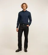 Camisa masculina de manga larga con cuello inglés y cierre frontal abotonado. Confeccionada en tejido de poliamida con tecnología performance, que ofrece elasticidad, secado rápido y resistencia a las arrugas.