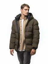 Campera puffer color verde militar, con diseño capitoneado, cuello alto y capucha integrada. Cuenta con cierre frontal, bolsillos laterales con cierre y puños con ojal para el pulgar.