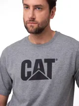Remera de algodón gris jaspeado con cuello redondo y mangas cortas. Presenta el logo de la marca CAT estampado en color negro en el centro del pecho.