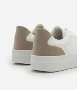 Championes slip on blancos con puntera y talón en gamuza color beige.