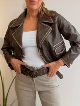 Campera tipo biker de ecocuero color chocolate con detalles de costuras en contraste color beige claro. Presenta cierre frontal metálico, bolsillos laterales con cierre y puños con cierre y botón a presión.