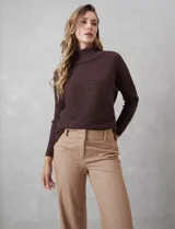 Pantalon de corte wide leg y tiro alto, con cintura estructurada, pasadores para cinturon y cierre frontal con gancho. Presenta bolsillos laterales de ojal y bolsillos traseros simulados, confeccionado en un tejido con caida fluida.