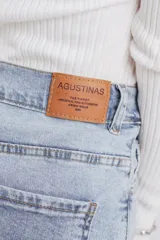 Pantalón de jean celeste de corte wide leg con lycra.