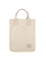 Bolso matero de diseño vertical con efecto capitoné y costuras romboidales, color verde militar. Cuenta con manijas cortas superiores y una correa ajustable para el hombro con la inscripción de la marca. Incluye un pequeño aplique circular con logo en la parte inferior.