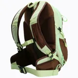 Mochila de 22 litros con diseño técnico, combinando paneles en color verde menta y marrón. Cuenta con respaldo acolchado, bolsillos laterales para botellas, cinta central tipo daisy chain y correas ajustables con silbato de emergencia.
