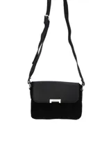 Bandolera Terrano de diseño compacto, confeccionada en una combinación de texturas en color negro. Presenta una solapa frontal con detalle de placa metálica plateada con el logo de la marca y cierre mediante broche imán. Incluye una correa larga ajustable para llevar al hombro o cruzada.