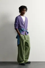 Cárdigan regular fit de punto tejido en hilatura de algodón, colaboración Fruit of the Loom x Zara. Presenta cuello en V, manga larga, cierre frontal con botones oscuros y efecto lavado. Cuenta con acabados en rib y parche de la marca en el bajo.