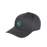 Gorra de sarga de algodón color gris oscuro con visera precurvada y correa trasera ajustable. Presenta el logo de Mercedes-AMG Petronas Formula One Team bordado en verde en el frente y el logo de Adidas bordado en la parte posterior.