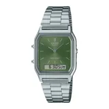 Reloj Casio estilo vintage con diseño ana-digi, caja de acero inoxidable de 30mm y esfera color verde oliva. Cuenta con brazalete de acero plateado, funciones de hora dual, cronómetro, alarma y calendario automático.