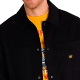 Chaqueta negra con cuello clásico, cierre frontal con botones a presión, mangas largas con puños elásticos, dos bolsillos laterales y un bolsillo pequeño en el pecho con logo de la marca.