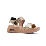 Sandalia de cuero negra con plataforma beige y ajuste con velcro.