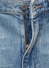 Jeans slim tiro medio de tejido de algodón elástico, color celeste, con diseño crop, bolsillos delanteros y traseros, trabillas y cierre de cremallera y botón.