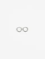 Par de aros tipo argolla pequeños, de diseño minimalista y clásico, fabricados en acero quirúrgico.