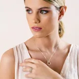 Anillo de plata 925 con diseño de líneas cruzadas que forman un patrón entrelazado.