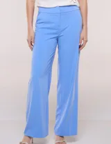 Pantalón sastrero blanco de tiro alto, corte wide leg y pierna ancha con caída fluida. Cuenta con cintura ancha lisa, cierre frontal oculto y bolsillos laterales.