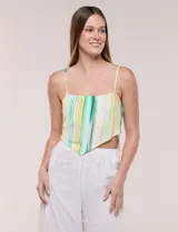 Top crop estilo pañuelo de escote recto y breteles finos regulables, confeccionado en rayón con estampado de rayas verticales en tonos verde, amarillo y blanco. Presenta ruedo asimétrico en punta y espalda descubierta con ajuste de lazo.