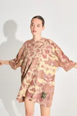 Sweater de punto tipo remerón oversize con diseño batik. Presenta silueta amplia, manga caída y etiqueta tejida con monograma en el frente.