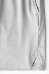 Short deportivo gris claro de tejido funcional con tecnología DryMove™, corte estándar, cintura elástica con cordón de ajuste negro, bolsillos laterales y aberturas en el bajo.