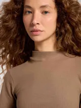 Blusa de cuello alto y manga corta, confeccionada en tela acanalada de ajuste entallado.